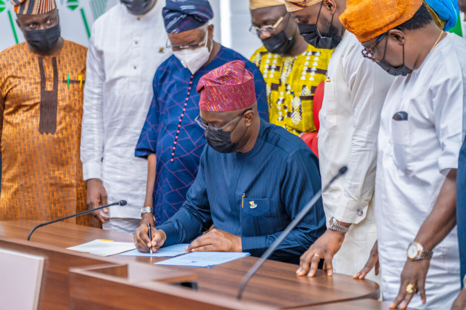 Budget Signing (7) Signing of the Oyo State 2022 Appropriation Bill