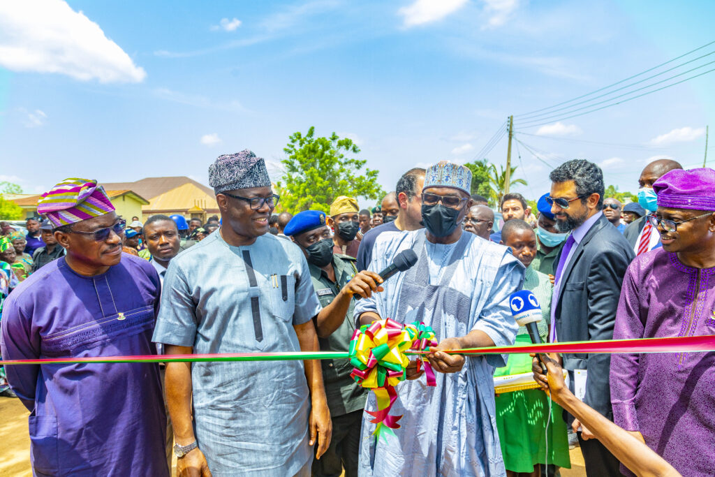 Picture of Governor Abdulrahman AbdulRazaq flagging off the Ogbomoso-Fapote-Iseyin Road on May 18, 2022