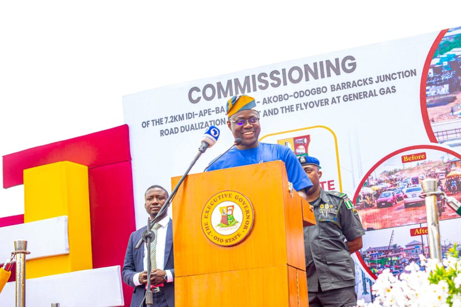 Fcty1TzXgAE_ixp Governor Seyi Makinde delivering his remarks during the commissioning of General Gas Flyover and Idi Ape-Basorun-Akobo_Odogbo Barracks Road projects on September 15, 2022