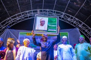 Governor Seyi Makinde raises a plaque awarded to him during the Maulud Nabiyu vigil in Ibadan on October 22/23, 2022