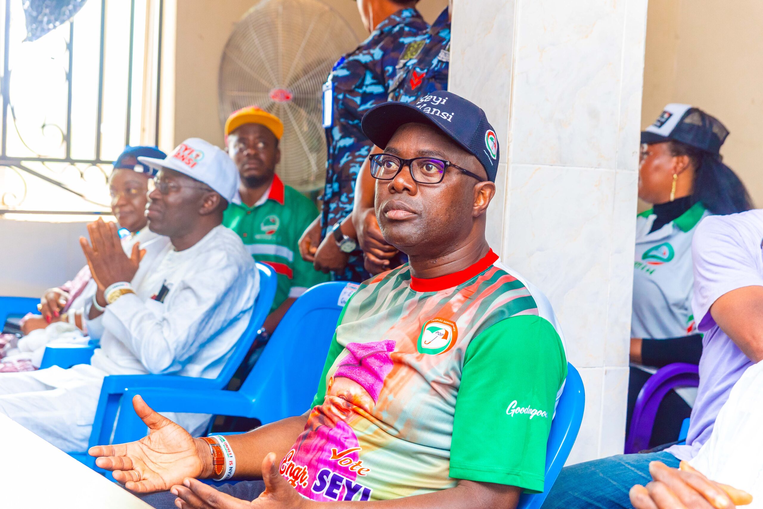 Governor Seyi Makinde at a meeting at the Bola Ige International Market, Gbagi on January 20, 2023 as part of campaigns in Ibadan