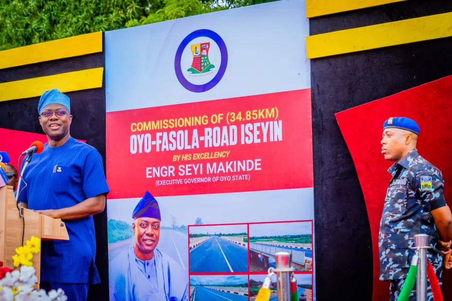 F6GPMXHW8AAgbny Governor Seyi Makinde delivering his remarks during the commissioning of the Oyo-Iseyin Road on 15 September, 2023